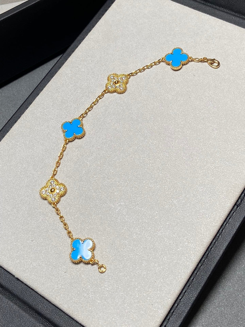 ```json
[
  {
    "translatedText": "[Clover Jewelry]CLOVER 5 MOTIVE BLAUER CHALZEDON DIAMANT GOLDARMREIF"
  }
]
```