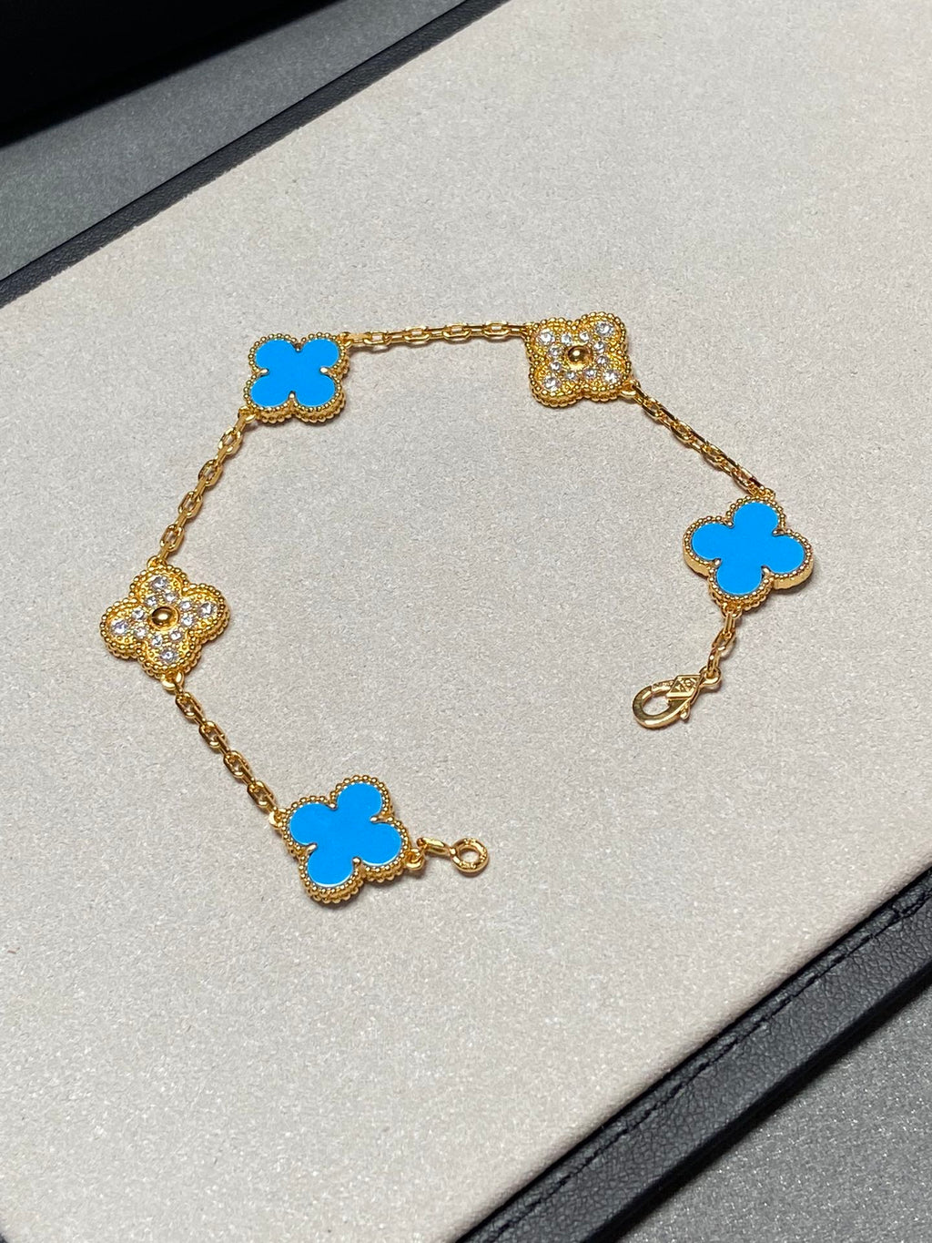 ```json
[
  {
    "translatedText": "[Clover Jewelry]CLOVER 5 MOTIVE BLAUER CHALZEDON DIAMANT GOLDARMREIF"
  }
]
```