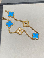 ```json
[
  {
    "translatedText": "[Clover Jewelry]CLOVER 5 MOTIVE BLAUER CHALZEDON DIAMANT GOLDARMREIF"
  }
]
```