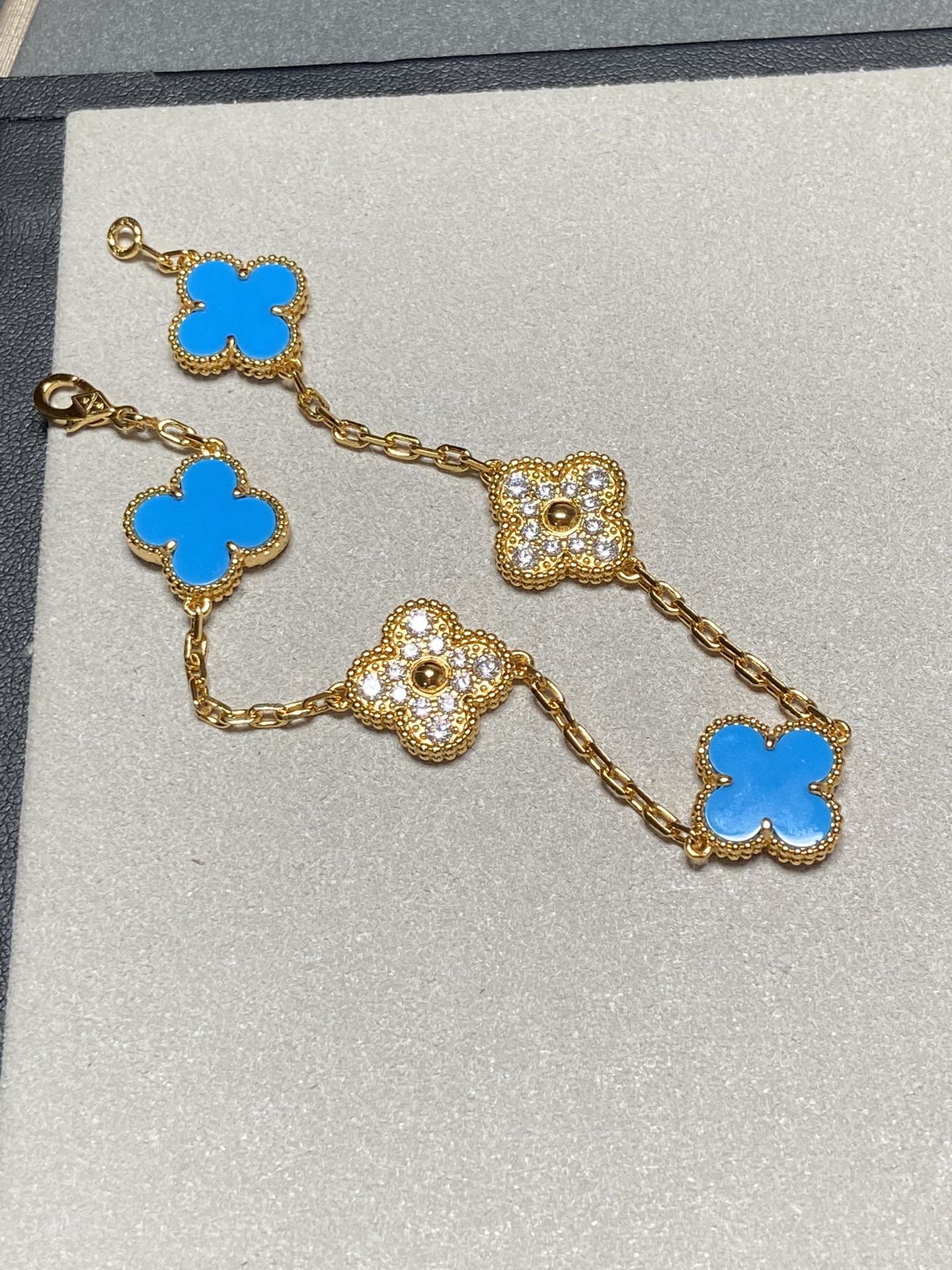 ```json
[
  {
    "translatedText": "[Clover Jewelry]CLOVER 5 MOTIVE BLAUER CHALZEDON DIAMANT GOLDARMREIF"
  }
]
```