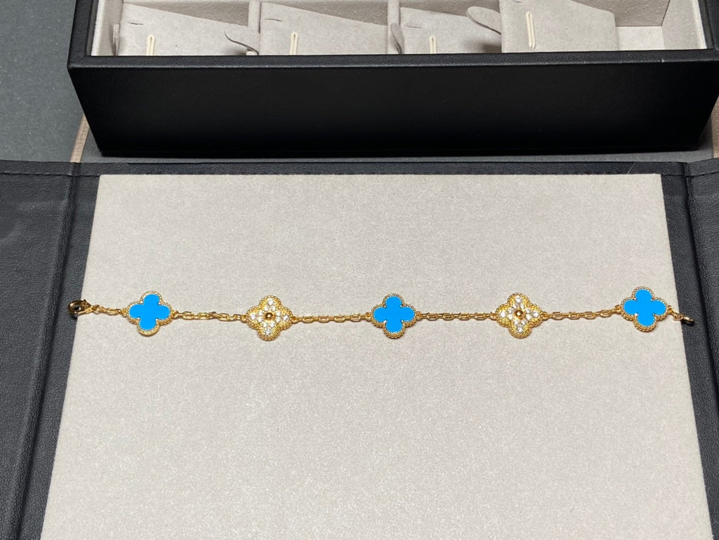 ```json
[
  {
    "translatedText": "[Clover Jewelry]CLOVER 5 MOTIVE BLAUER CHALZEDON DIAMANT GOLDARMREIF"
  }
]
```