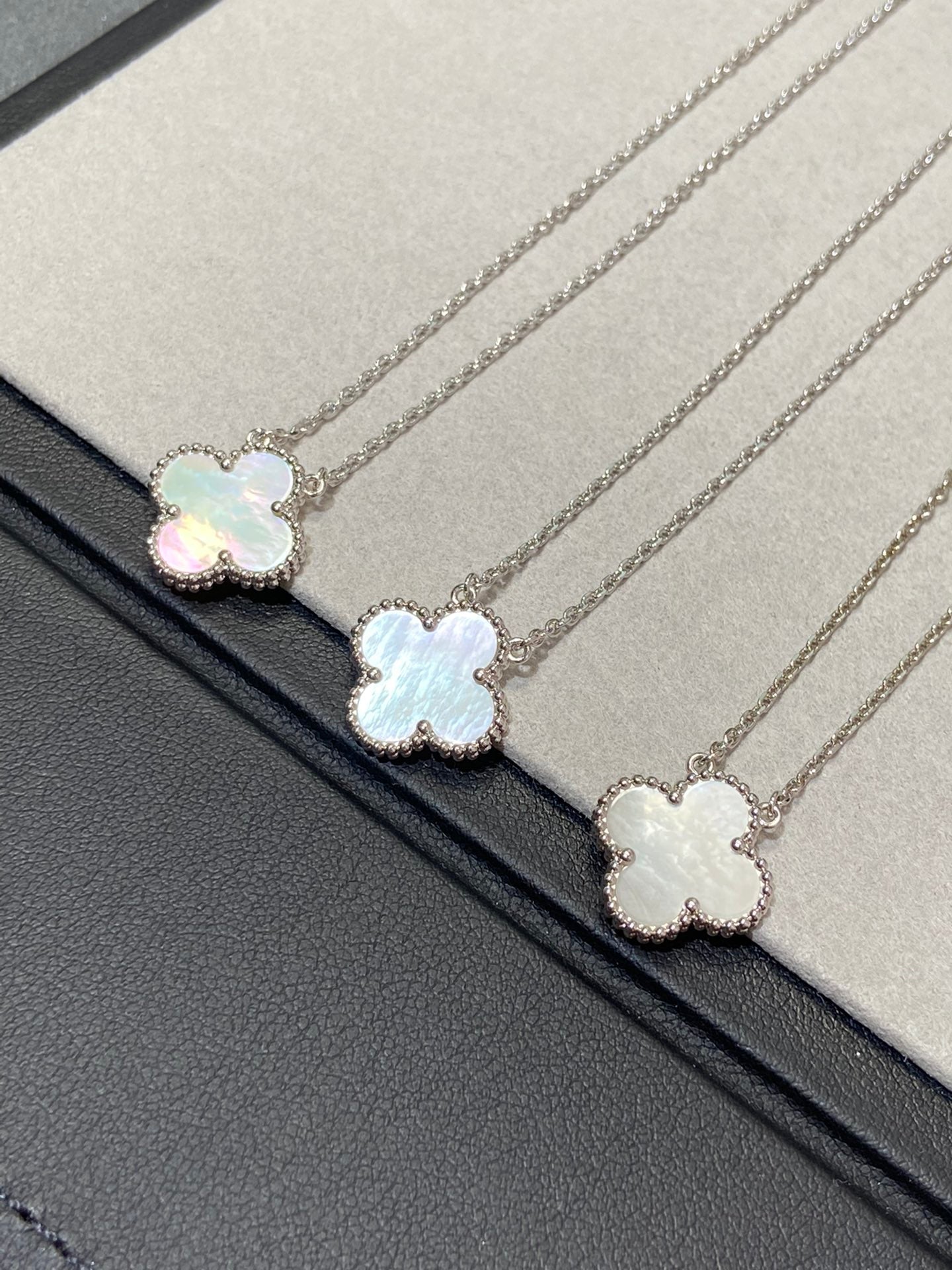 [CLOVER JEWELRY]クローバー ミディアム シルバーホワイトマザーオブパール ネックレス