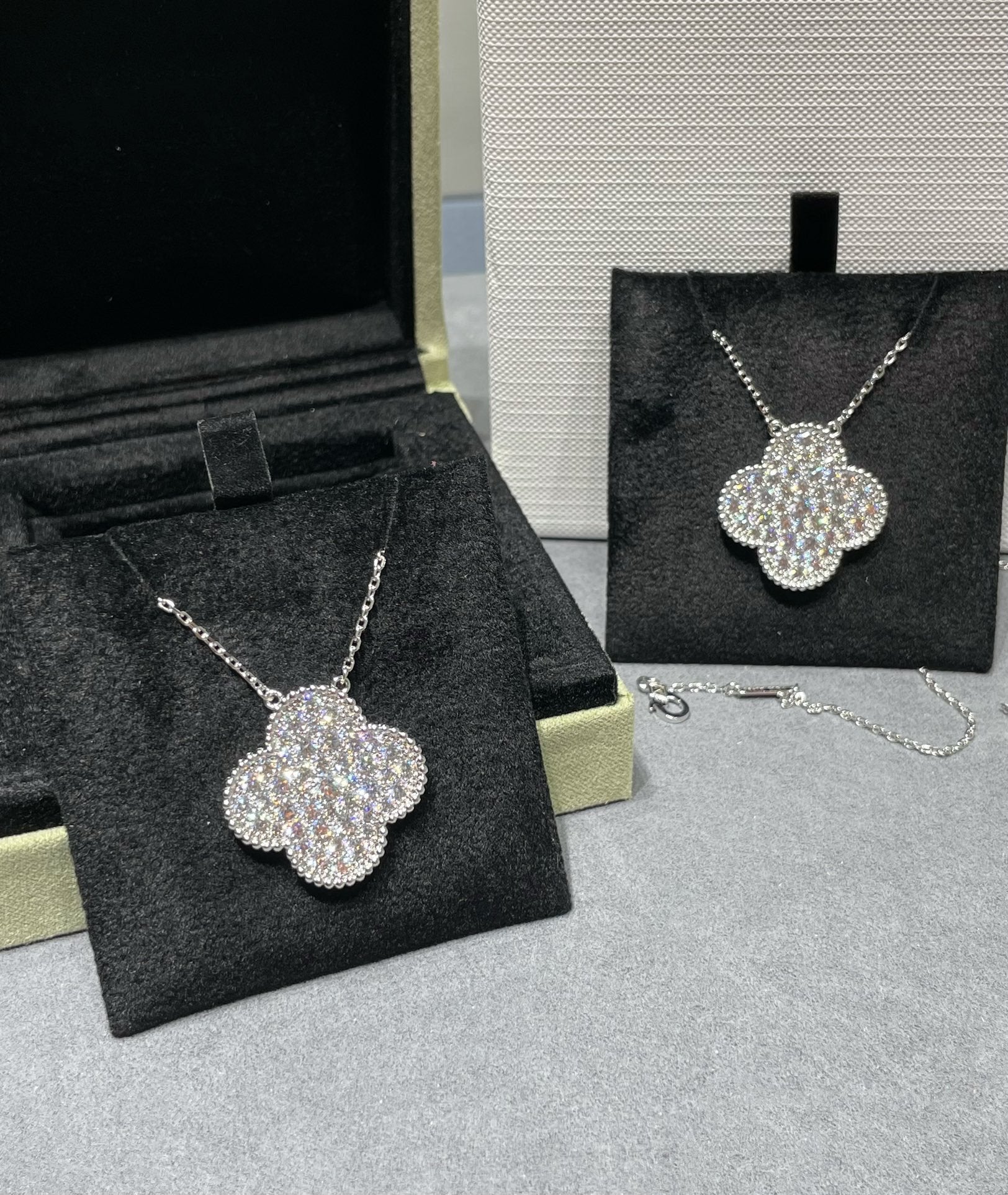 [Clover Jewelry]CLOVER 25MM LARGE PENDANT DIAMOND PAVED SILVER NECKLACE