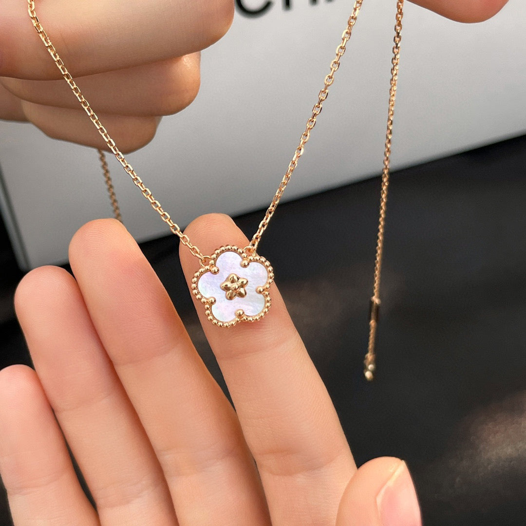 [Clover Jewelry]LUCKY  WHITE MOP  PLUM BLOSSOM NECKLACE