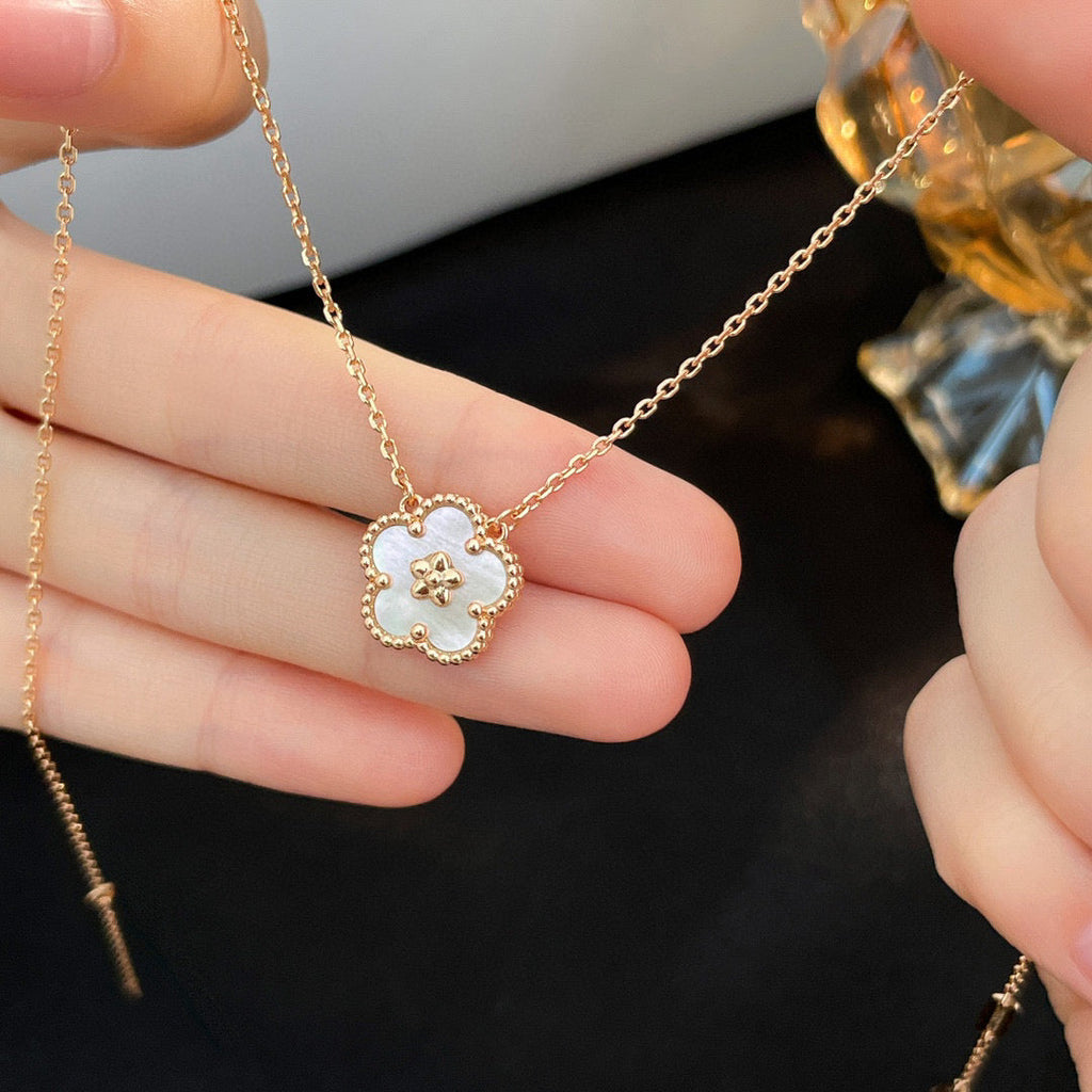 [Clover Jewelry]LUCKY  WHITE MOP  PLUM BLOSSOM NECKLACE