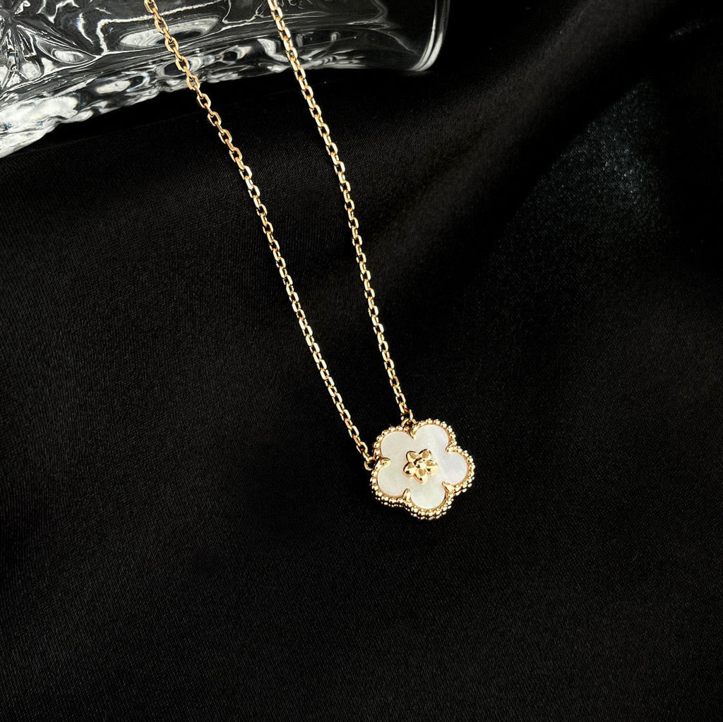 [Clover Jewelry]LUCKY  WHITE MOP  PLUM BLOSSOM NECKLACE