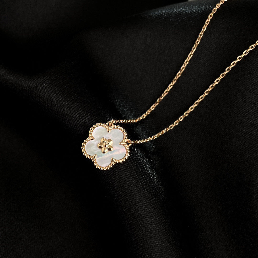 [Clover Jewelry]LUCKY  WHITE MOP  PLUM BLOSSOM NECKLACE