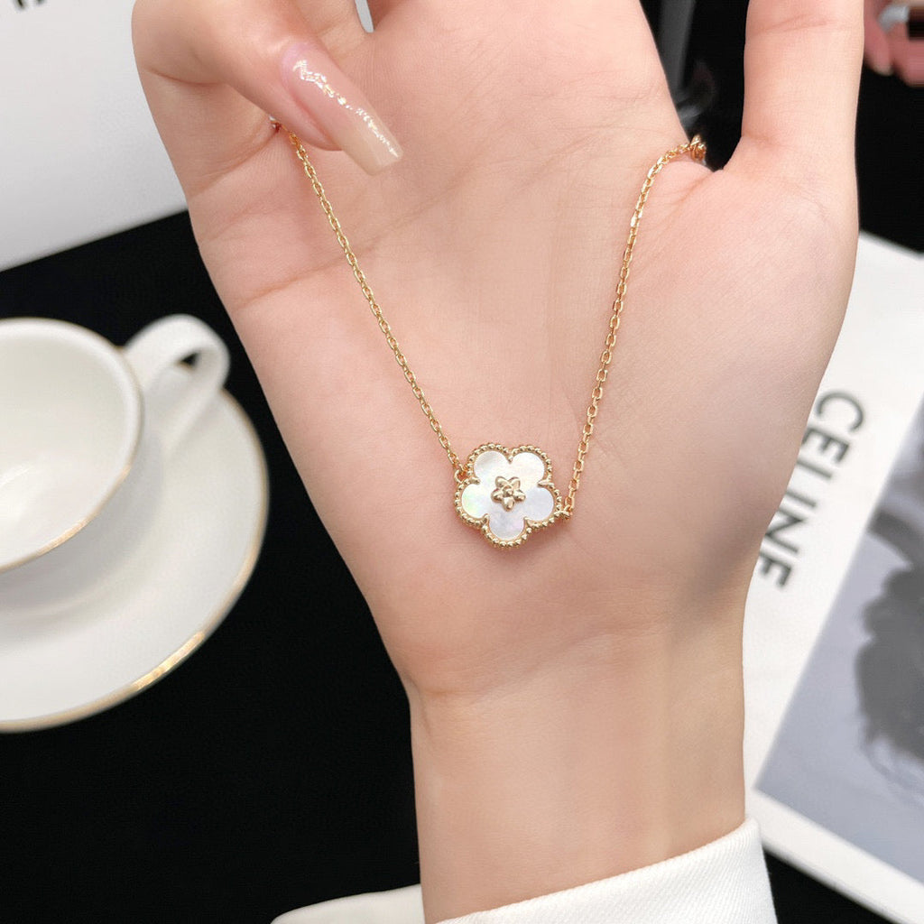 [Clover Jewelry]LUCKY  WHITE MOP  PLUM BLOSSOM NECKLACE