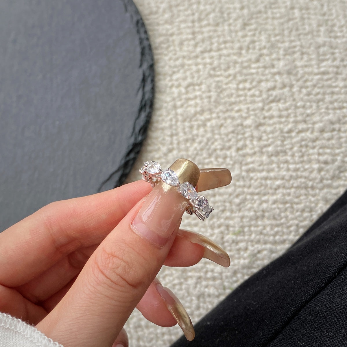 [クローバージュエリー]精巧な洋梨カットテニスリング