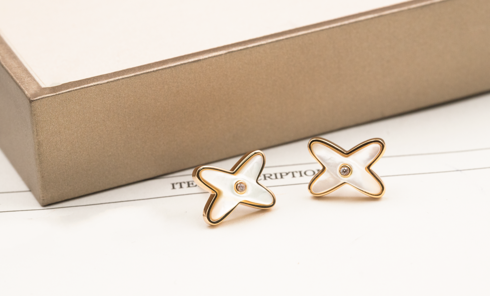 [Clover Jewelry]JEUX DE WHITE MOP ROSE GOLD DIAMOND EARRINGS