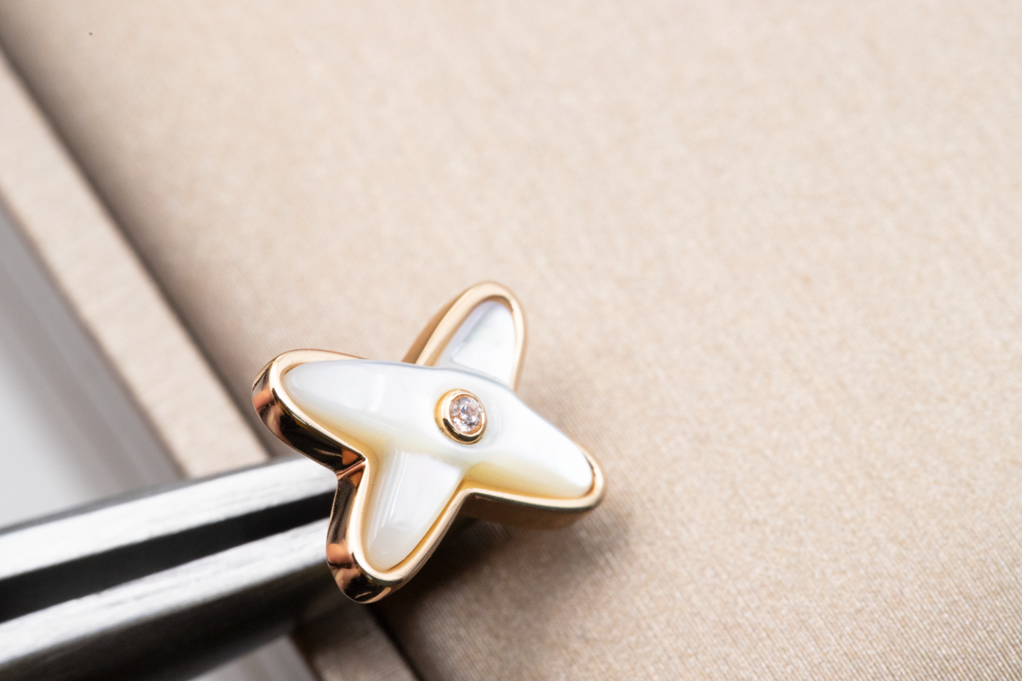 [Clover Jewelry]JEUX DE WHITE MOP PINK GOLD DIAMOND EARRINGS