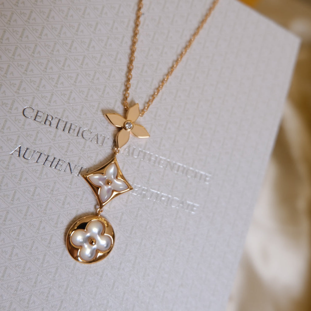 [Clover Jewelry] COLOR BLOSSOM LARIAT HALSKETTE ROSÉGOLD WEISSE PERLMUTT UND DIAMANT
