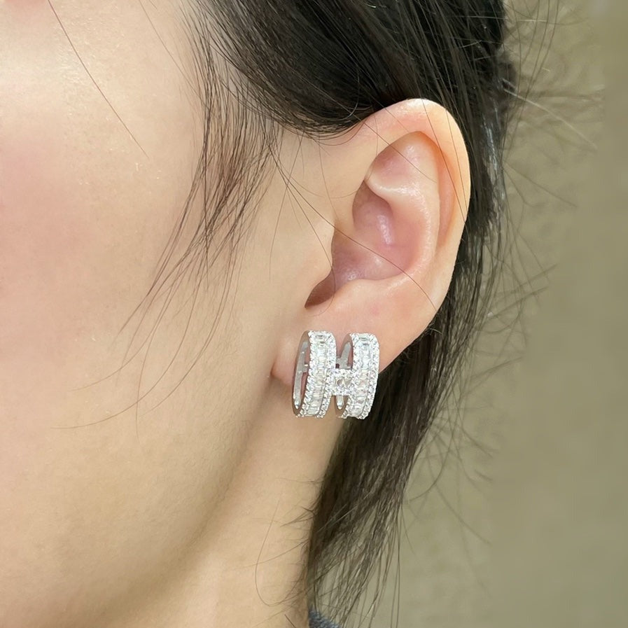 [Clover Jewelry]H STUD EARRINGS WITH SILVER DIAMONDS
