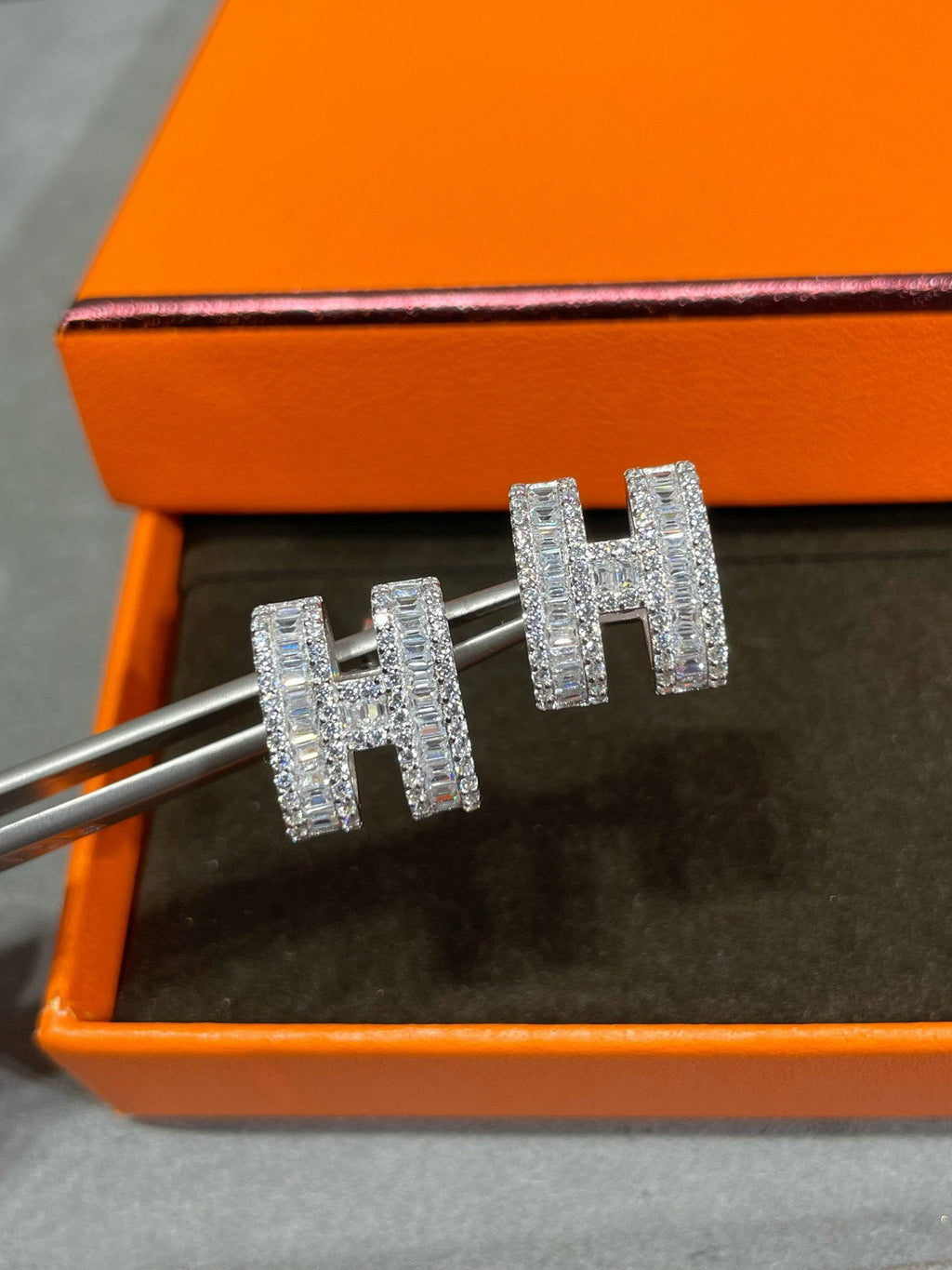 [Clover Jewelry]H STUD EARRINGS WITH SILVER DIAMONDS