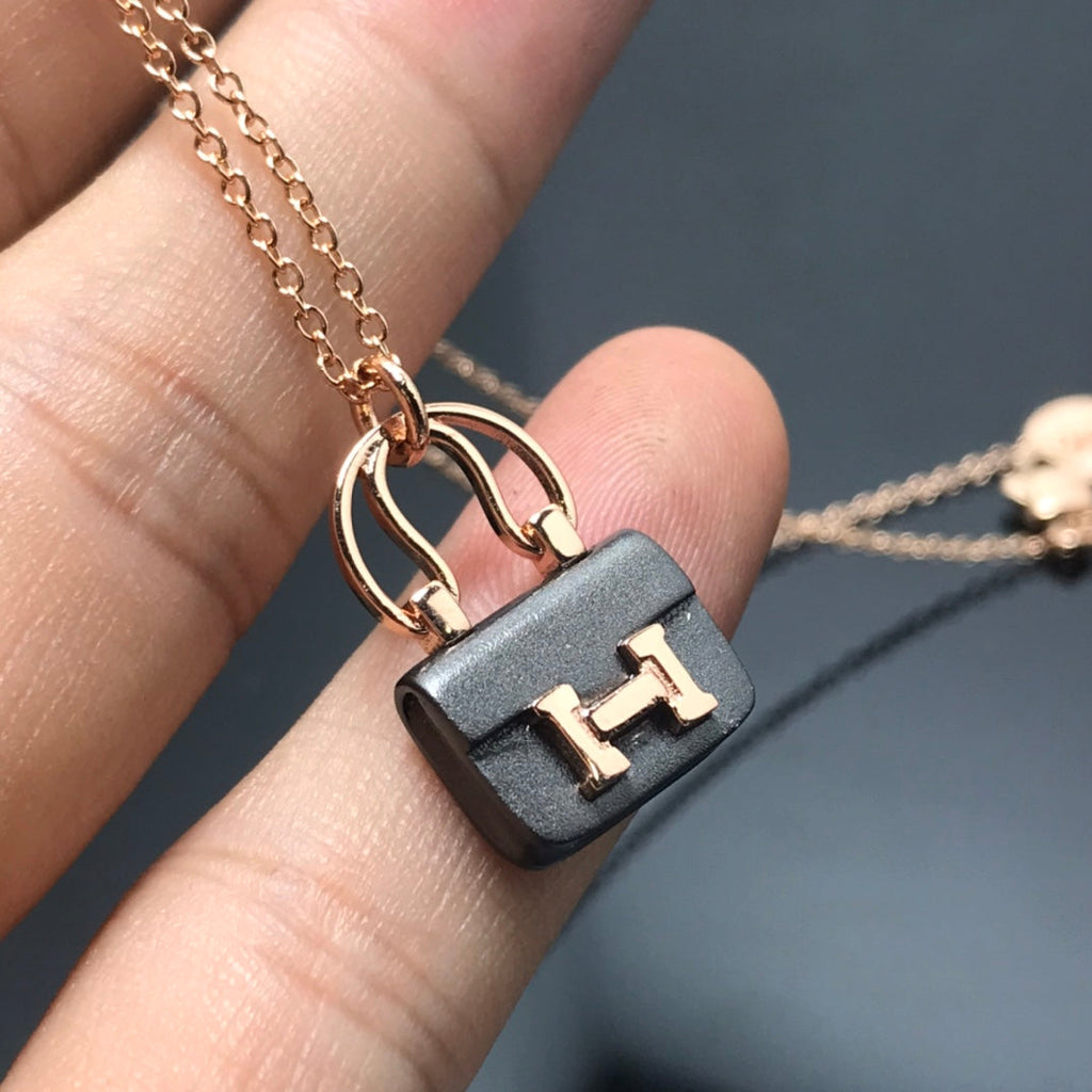 {"product_name": "[Clover Jewelry] Damen HM Amulette Constance Anhänger Halskette"}