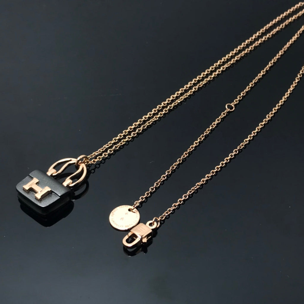 {"product_name": "[Clover Jewelry] Damen HM Amulette Constance Anhänger Halskette"}