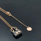 {"product_name": "[Clover Jewelry] Damen HM Amulette Constance Anhänger Halskette"}