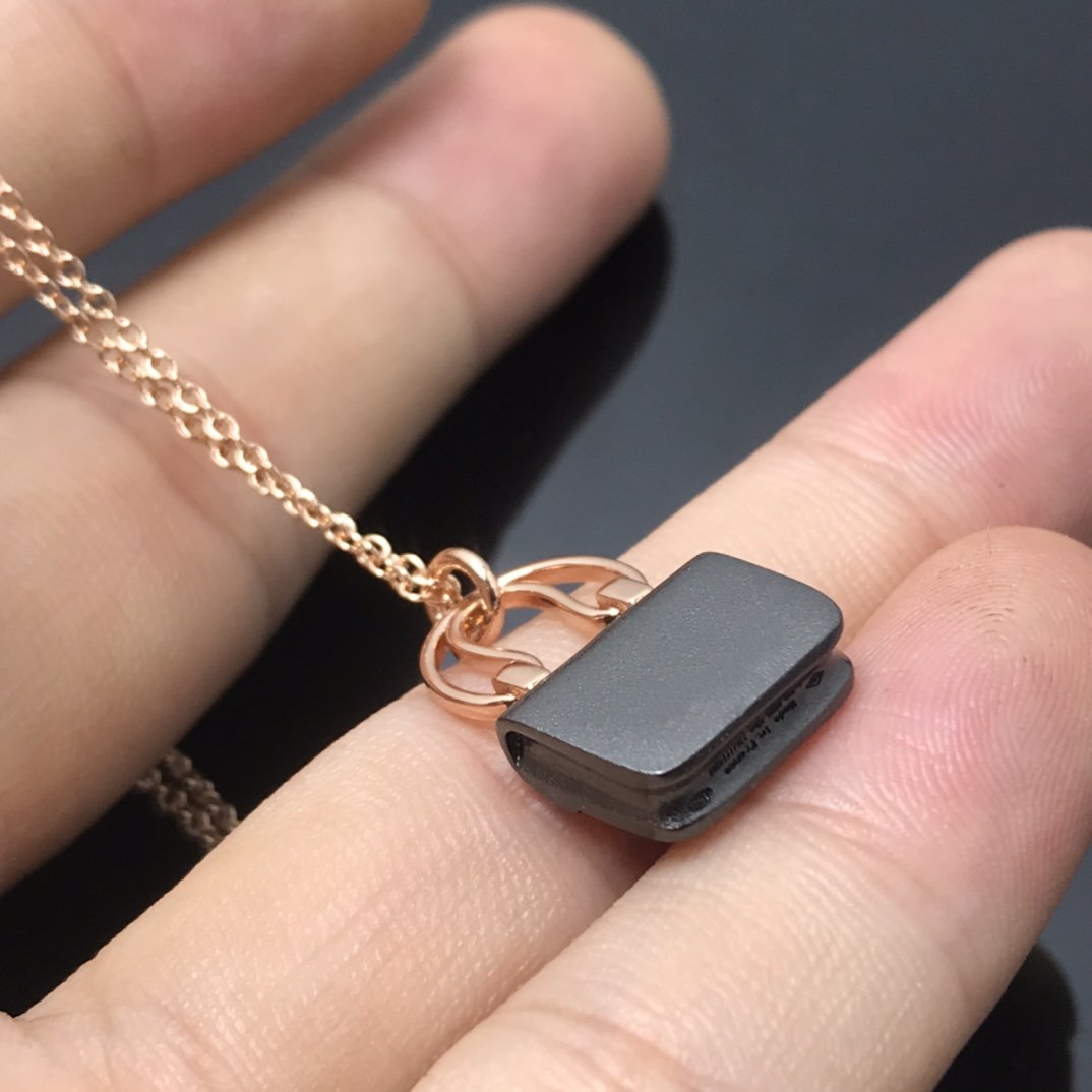 {"product_name": "[Clover Jewelry] Damen HM Amulette Constance Anhänger Halskette"}